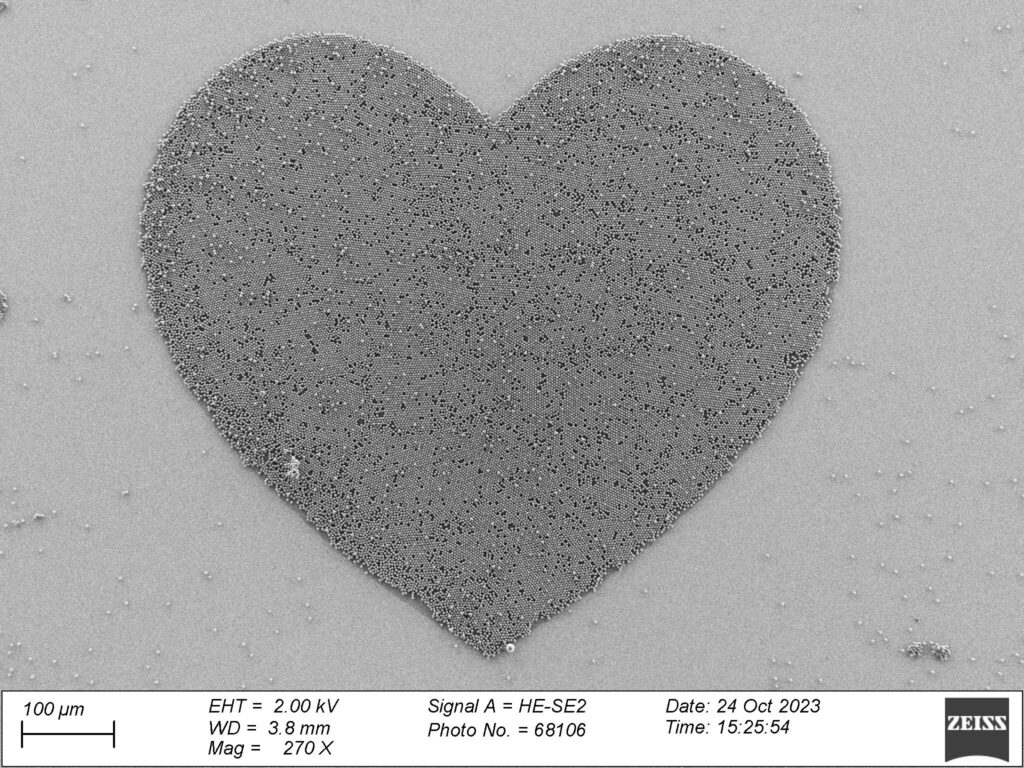 Researchers assemble patterns of micro- and nanoparticles without using solvents